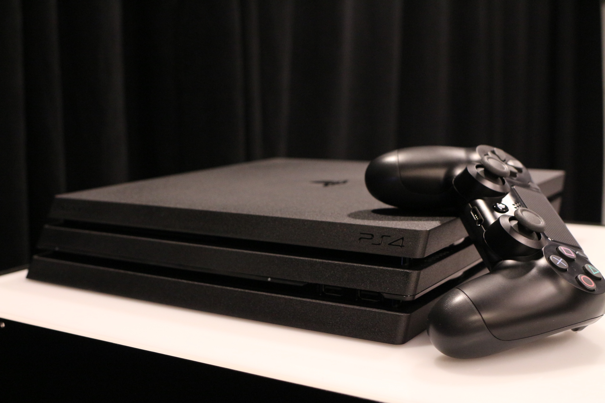 کنسول بازی سونی پلی استیشن 4 پرو دو دسته اصلی بهمراه  sony play station4 pro دو دیسک